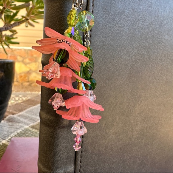 Hand Crafted - Acrylic and Glass Beaded Floral Bookmark - NEW - Picture 2 of 8